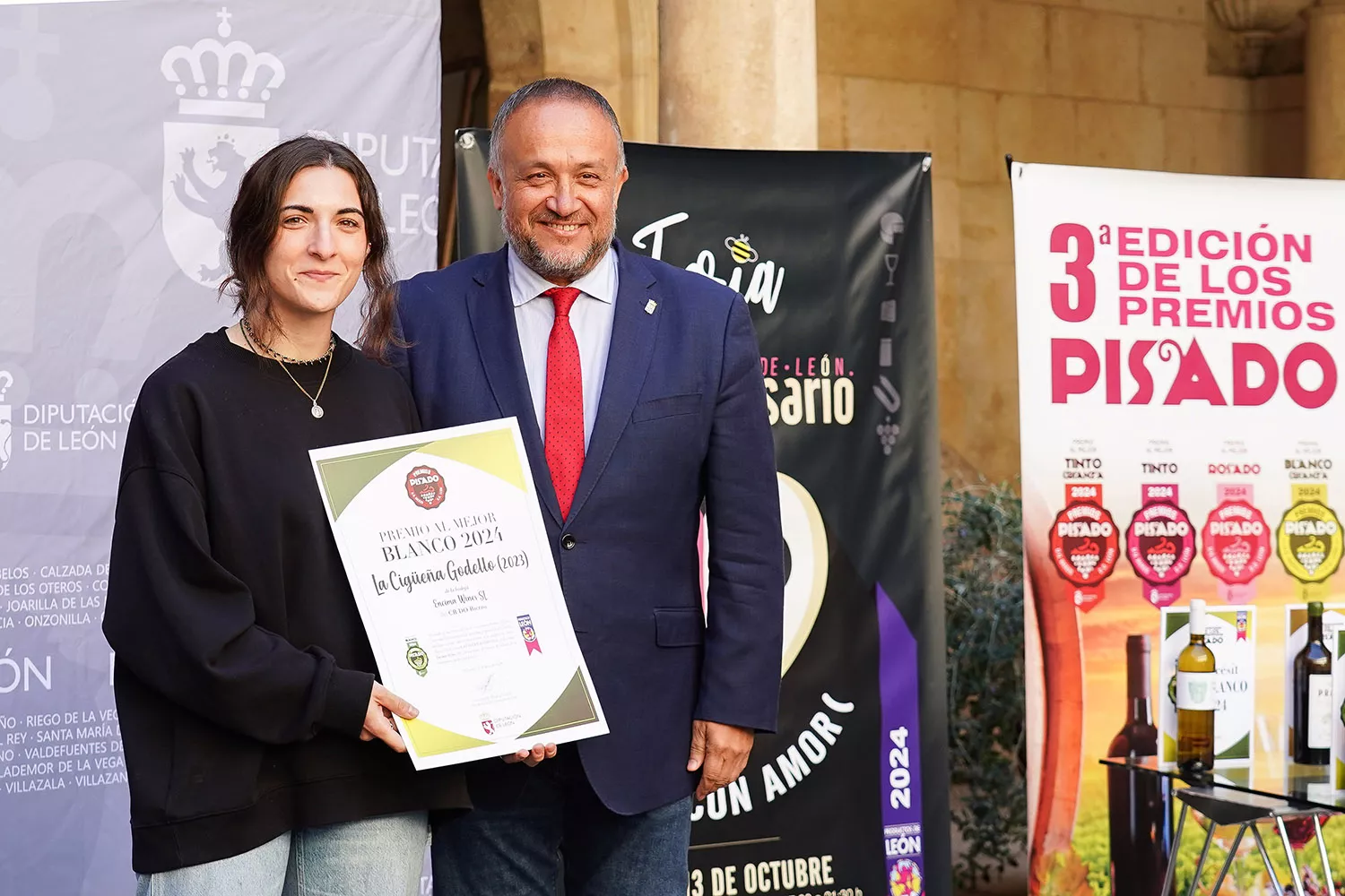 El presidente de la Diputación Gerardo Álvarez Courel entrega el galardón a la bodega berciana Encima Wines