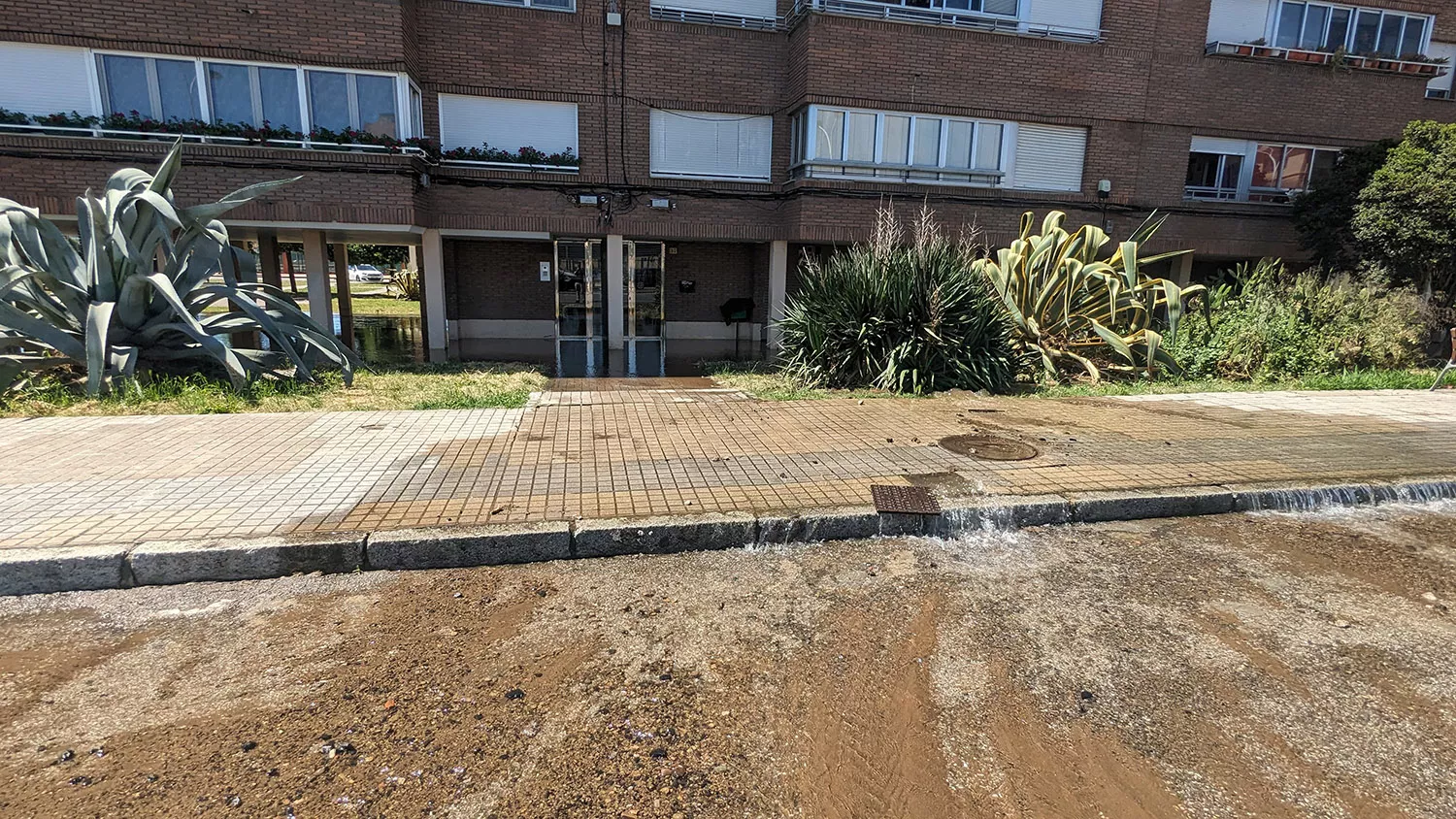 Un reventón provoca la inundación de varios acccesos a bloques de pisos en la Avenida de la Libertad de Ponferrada 3