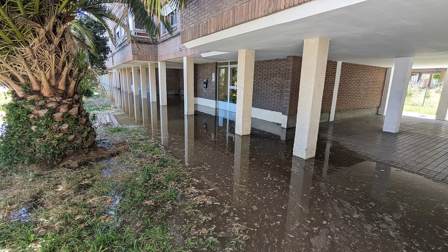 Un reventón provoca la inundación de varios acccesos a bloques de pisos en la Avenida de la Libertad de Ponferrada 2