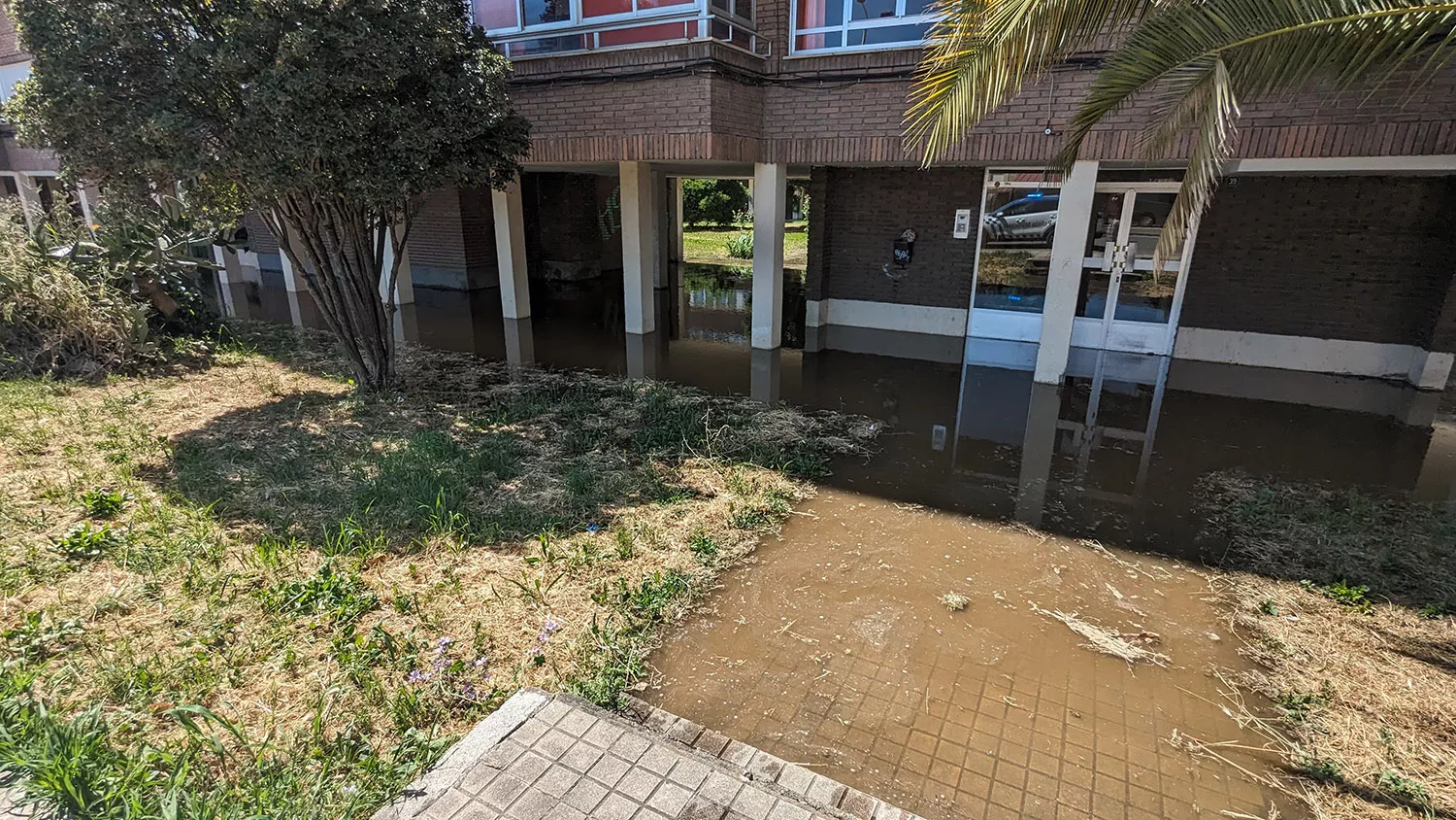 Un reventón provoca la inundación de varios accesos a bloques de pisos en la Avenida de la Libertad de Ponferrada 5