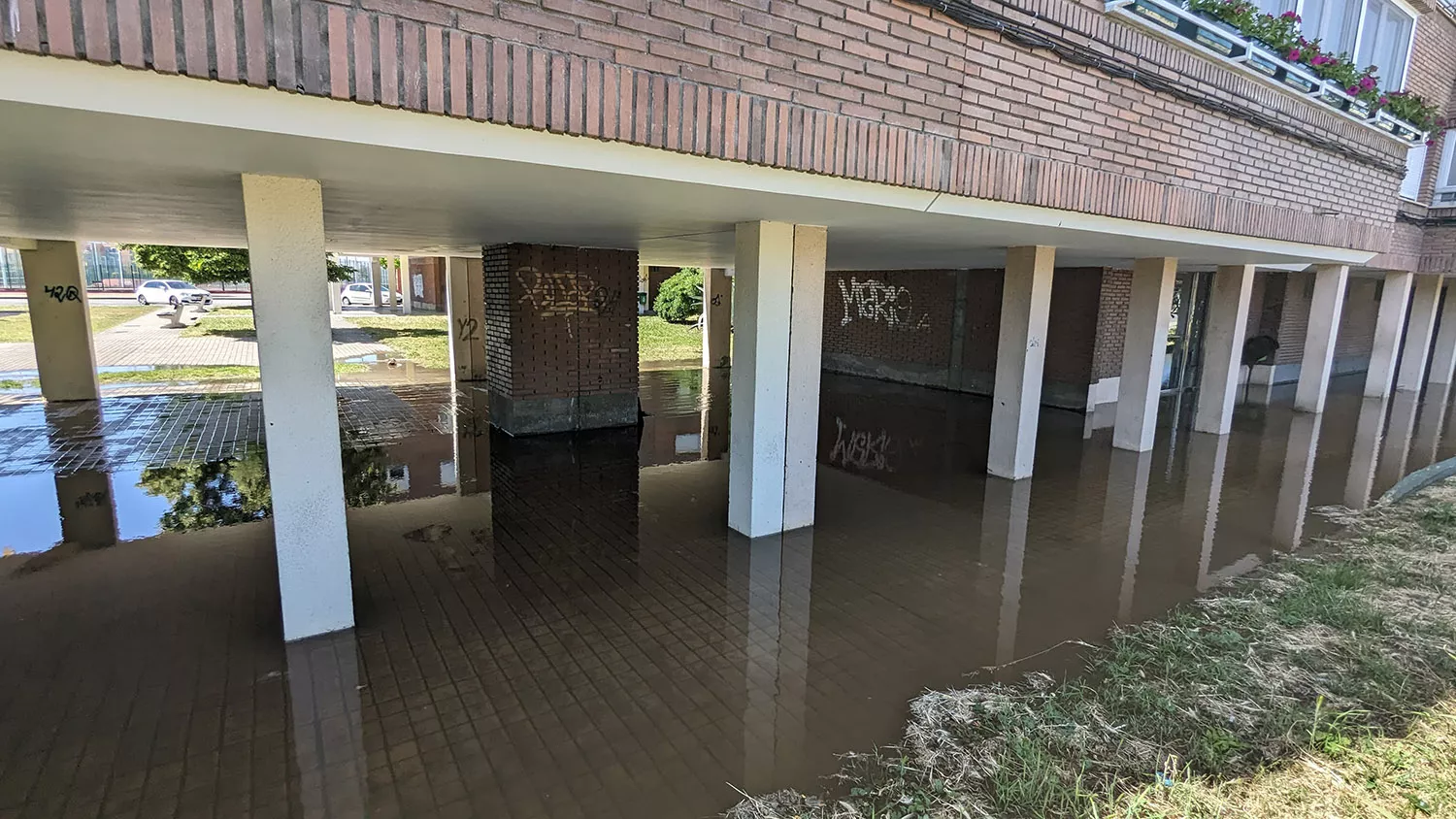 Un reventón provoca la inundación de varios accesos a bloques de pisos en la Avenida de la Libertad de Ponferrada 4