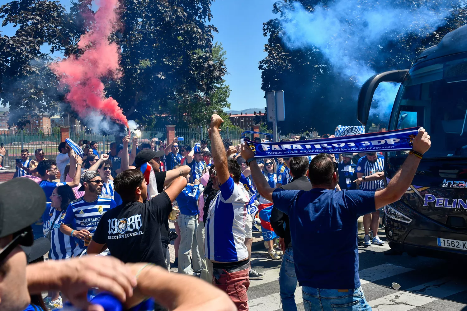 Recibimiento de la afición a la Ponferradina (2)