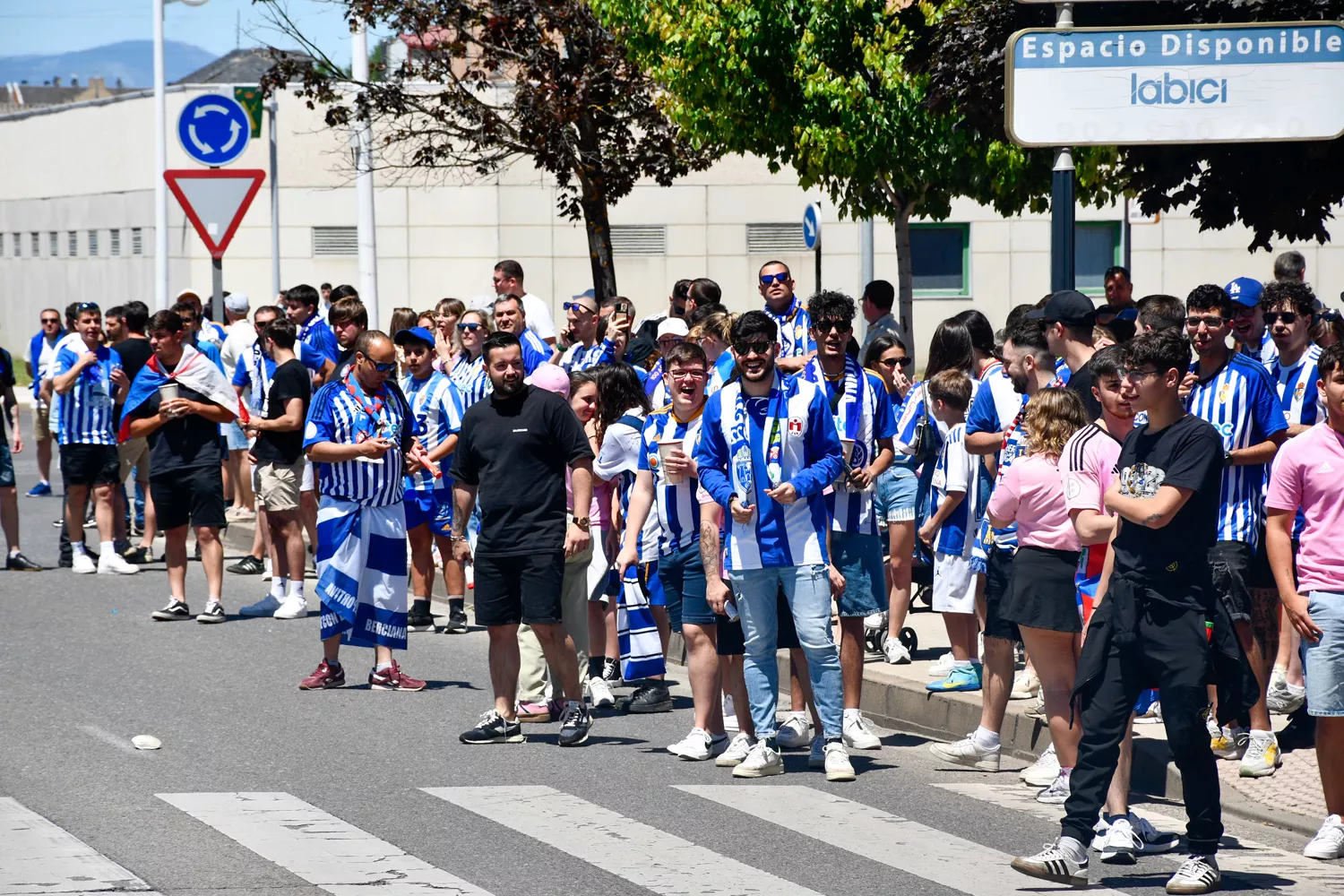 Recibimiento de la afición a la Ponferradina (32)