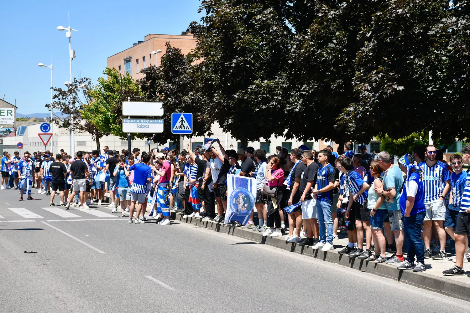 Recibimiento de la afición a la Ponferradina (34)