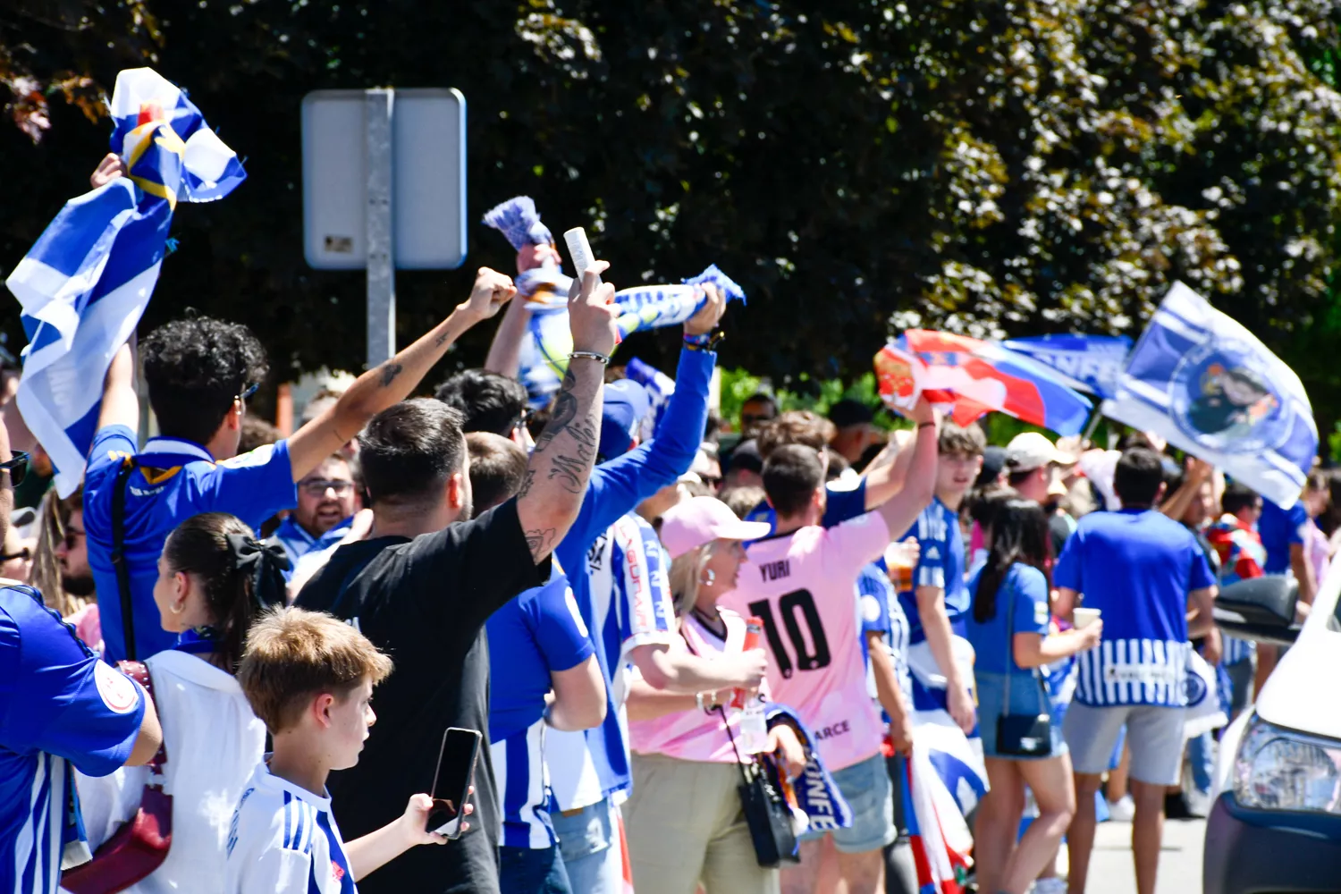 Recibimiento de la afición a la Ponferradina en los play off