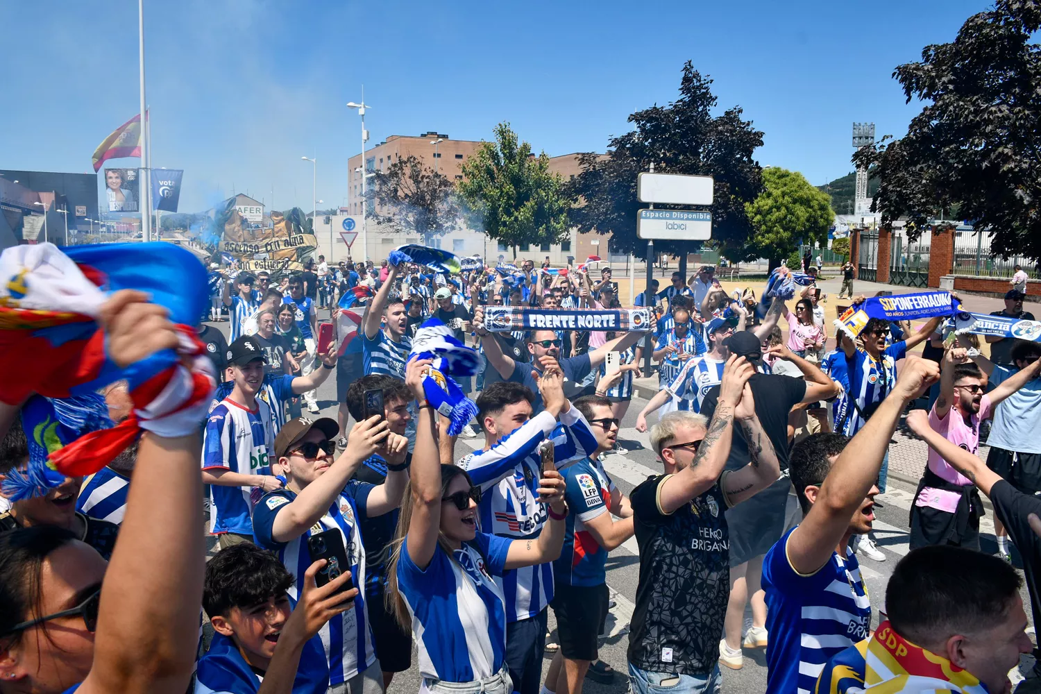 Recibimiento de la afición a la Ponferradina (60)