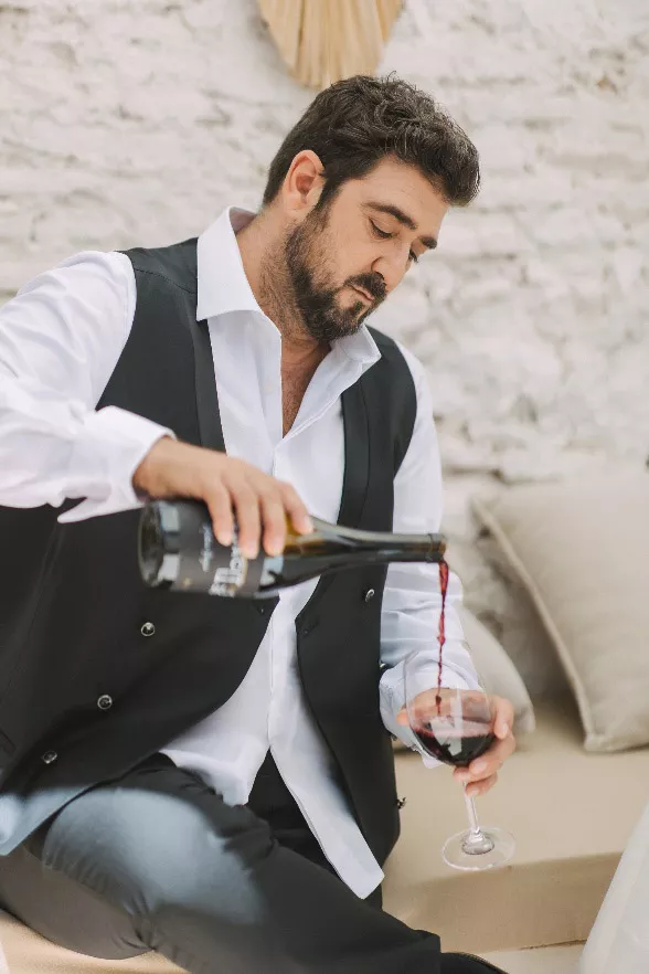 Antonio Orozco elige la bodega berciana Dominio de Tares para su vino 'Pedacitos de ti' 2