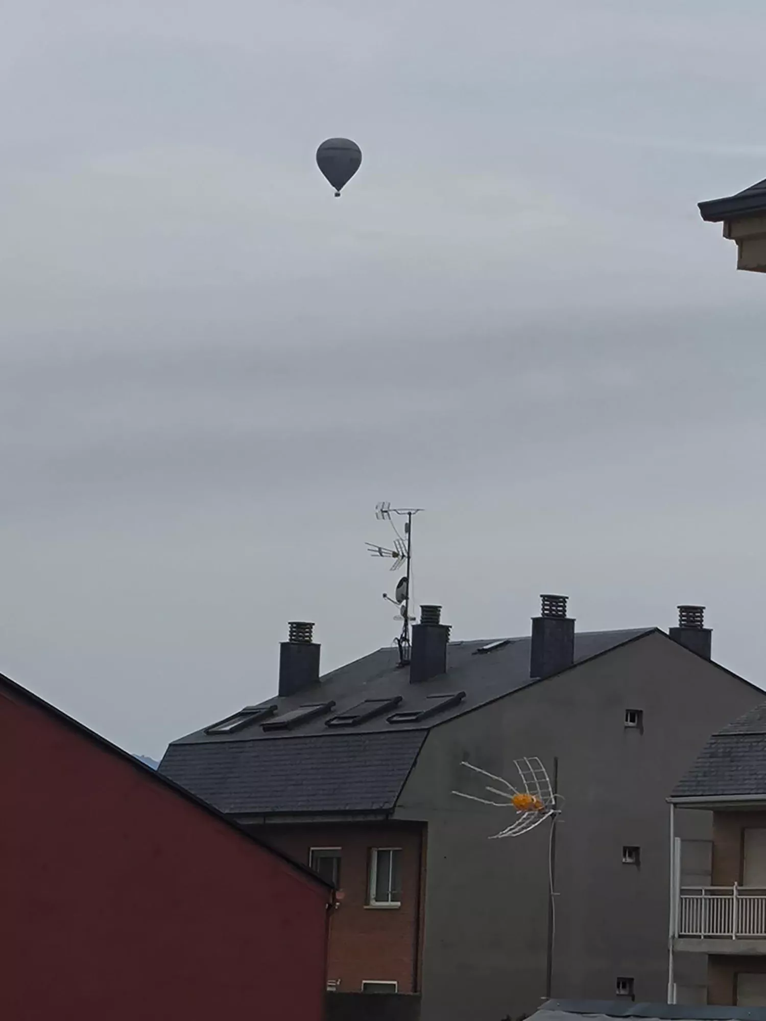 Globo aerostático sobrevolando el cielo de Ponferrada 2