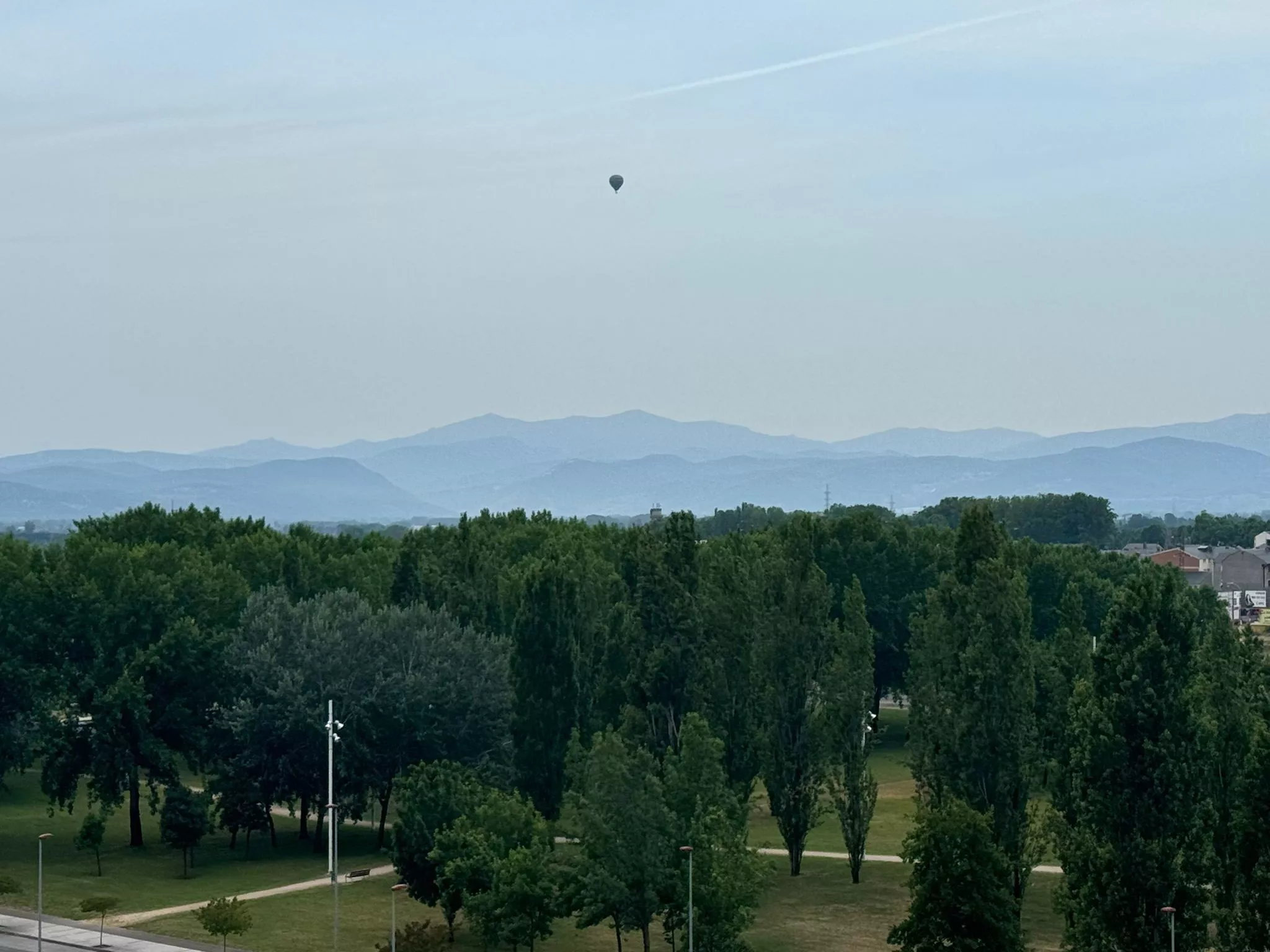 Globo aerostático sobrevolando el cielo de Ponferrada.