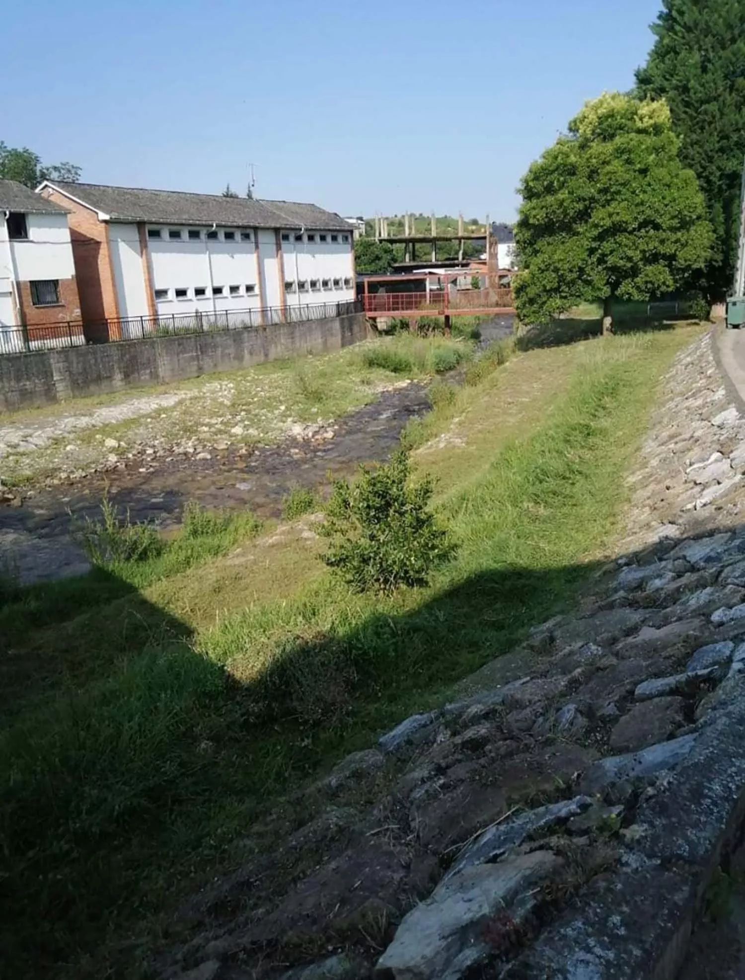 Toral de Merayo recupera su playa fluvial con una restauración ambiental en el río Oza