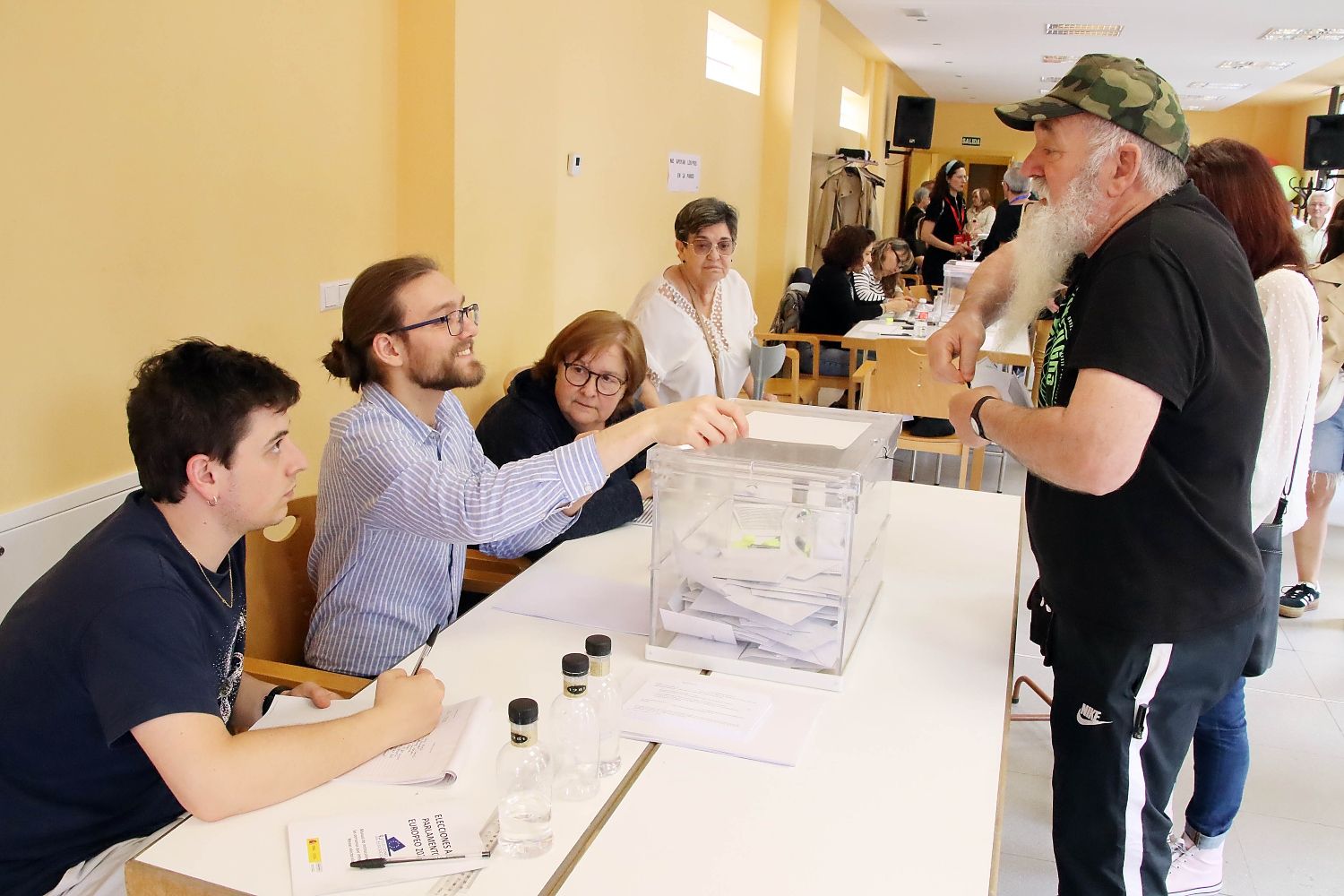 Votaciones en un colegio electoral de Trobajo del Camino (León) | Peio García / ICAL