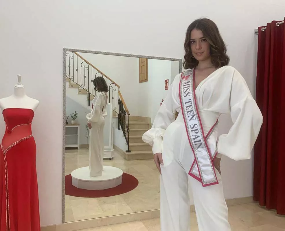 Miss Teen España, Ana Paredes, visita la atelier de Márist Gutiérrez