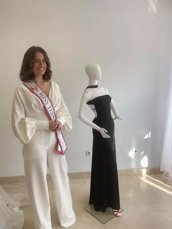 Miss Teen España, Ana Paredes, visita la atelier de Márist Gutiérrez