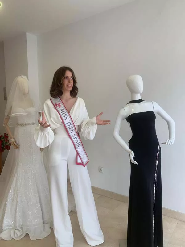 Miss Teen España, Ana Paredes, visita la atelier de Márist Gutiérrez