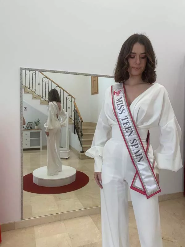 Miss Teen España, Ana Paredes, visita la atelier de Márist Gutiérrez