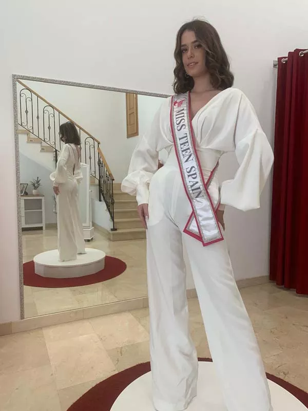 Miss Teen España, Ana Paredes, visita la atelier de Márist Gutiérrez