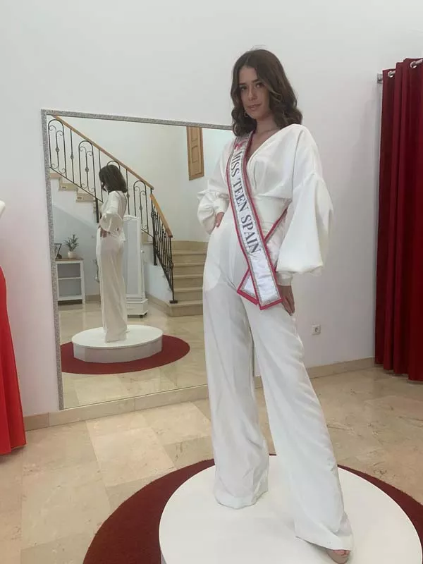 Miss Teen España, Ana Paredes, visita la atelier de Márist Gutiérrez