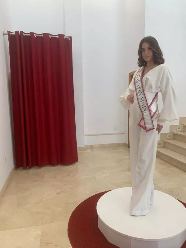 Miss Teen España, Ana Paredes, visita la atelier de Márist Gutiérrez