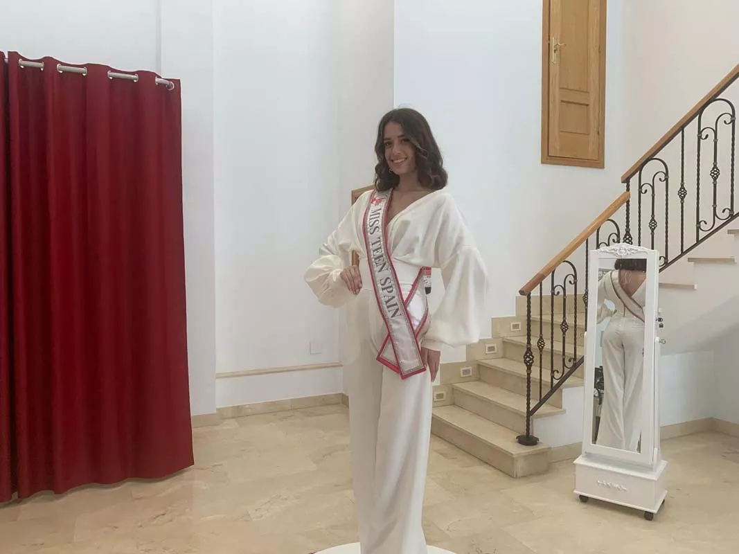 Miss Teen España, Ana Paredes, visita la atelier de Márist Gutiérrez