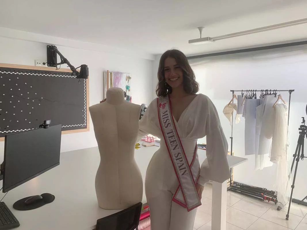 Miss Teen España, Ana Paredes, visita la atelier de Márist Gutiérrez