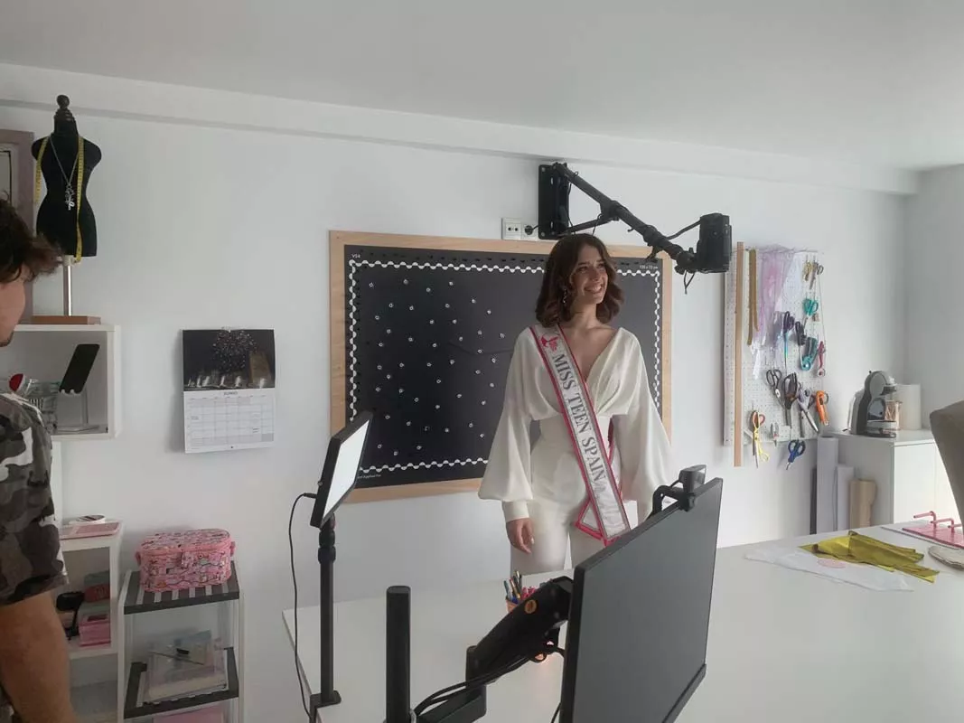 Miss Teen España, Ana Paredes, visita la atelier de Márist Gutiérrez