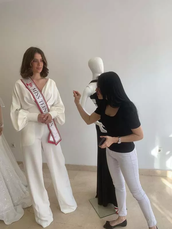 Miss Teen España, Ana Paredes, visita la atelier de Márist Gutiérrez