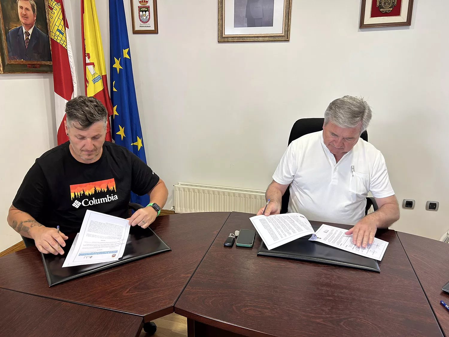 Firma convenio entre Carracedelo, Raúl Valcarce Diez y ABA, Daniel Franco Morán.