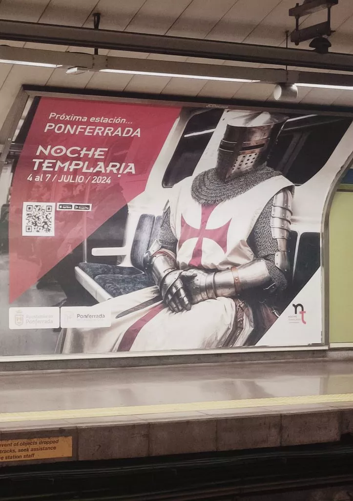 Foto de la campaña de la Noche Templaria de Ponferrada en el metro de Madrid