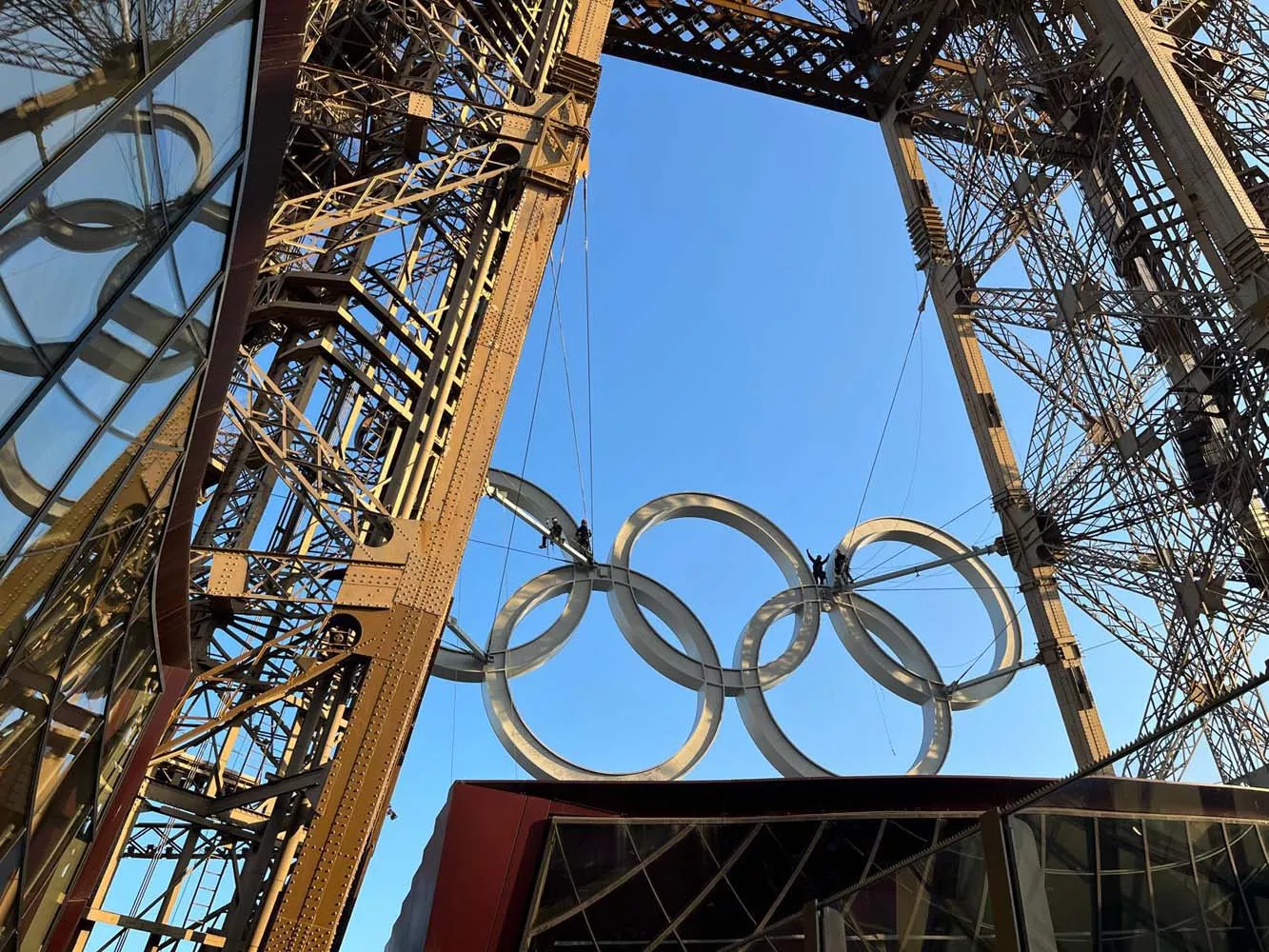 La Torre Eiffel luce los aros de los Juegos Olímpicos(8)