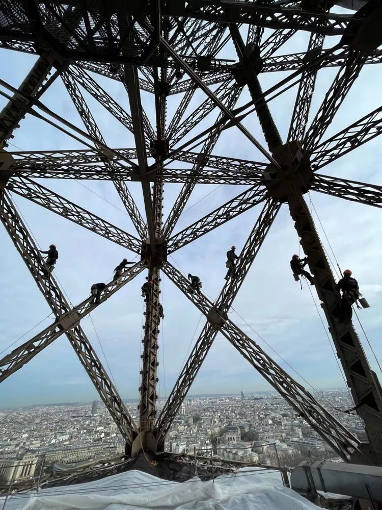 La Torre Eiffel luce los aros de los Juegos Olímpicos(6)