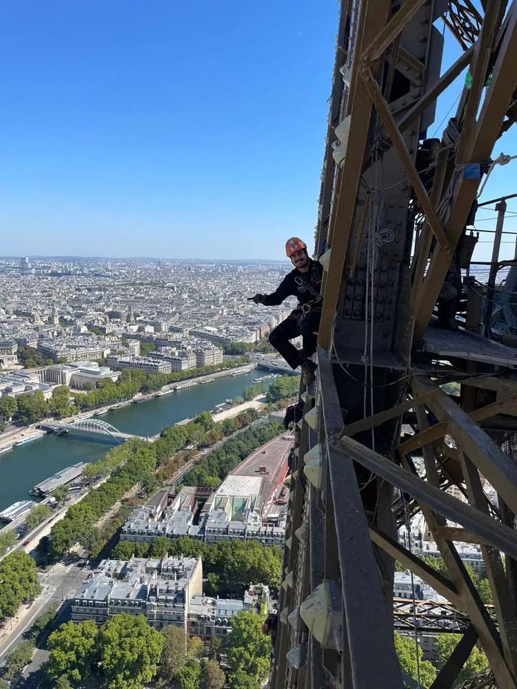 La Torre Eiffel luce los aros de los Juegos Olímpicos. En la imagen Rusu desde las alturas (3)