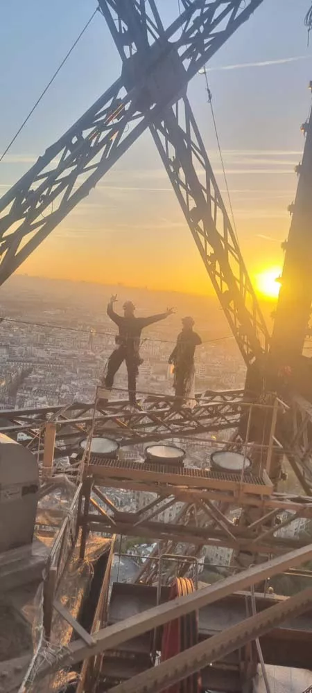 La Torre Eiffel luce los aros de los Juegos Olímpicos. En la imagen Rusu desde las alturas