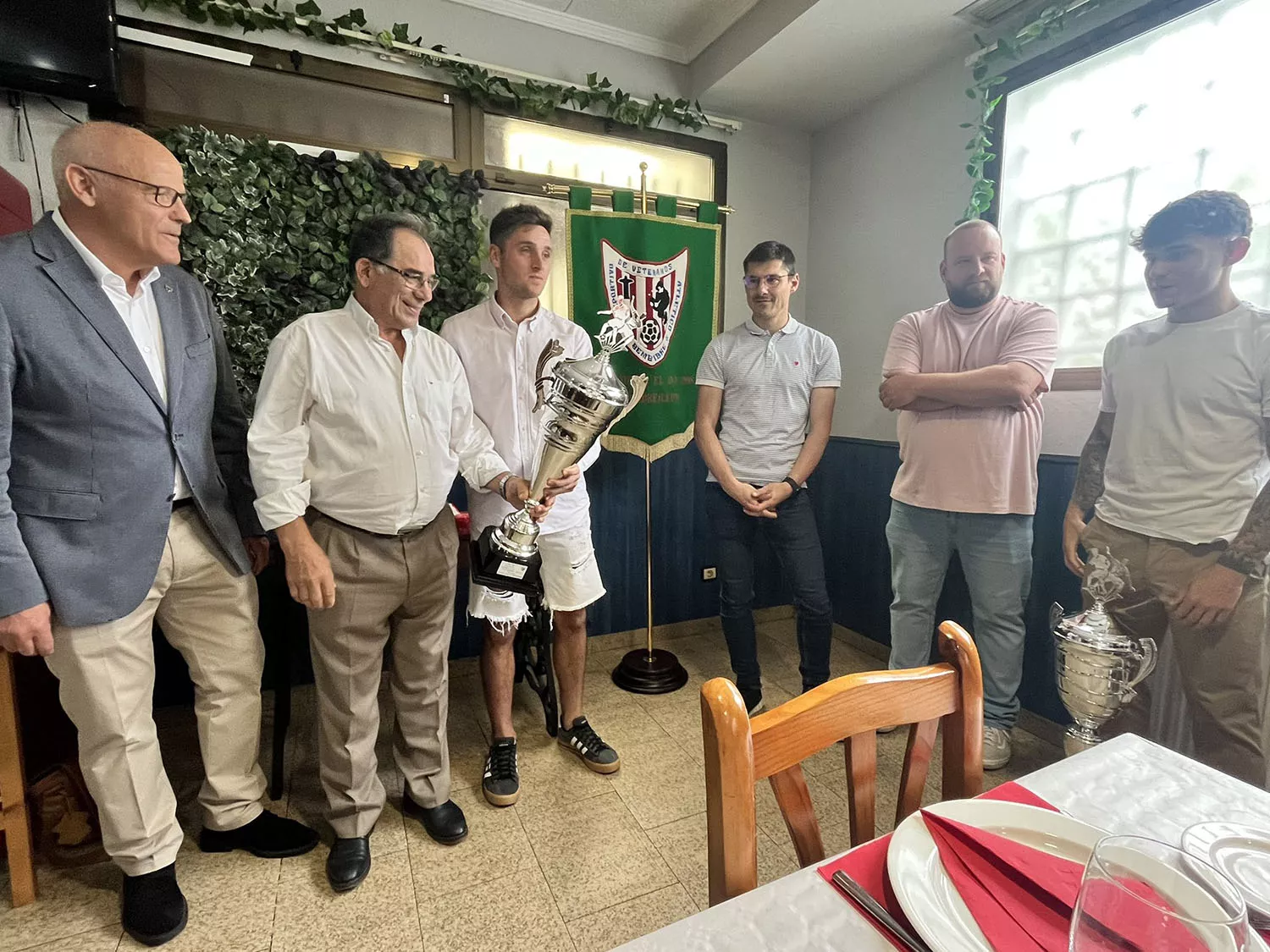 Abel de Prado e Iván Tato, galardonados por la Asociación de Veteranos del Atlético Bembibre .