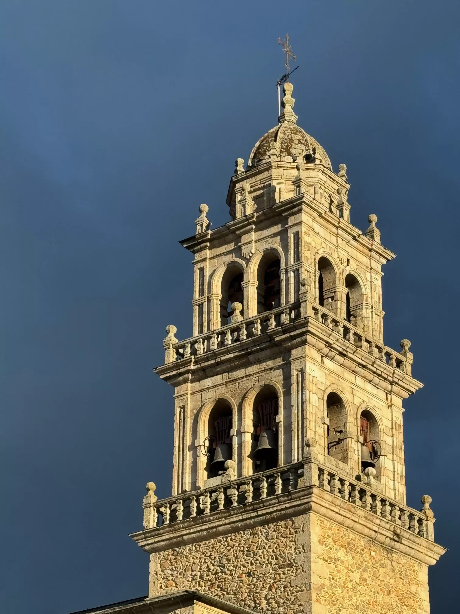 Basílica de la Encina con una tormenta de fondo esta primavera (InfoBierzo)