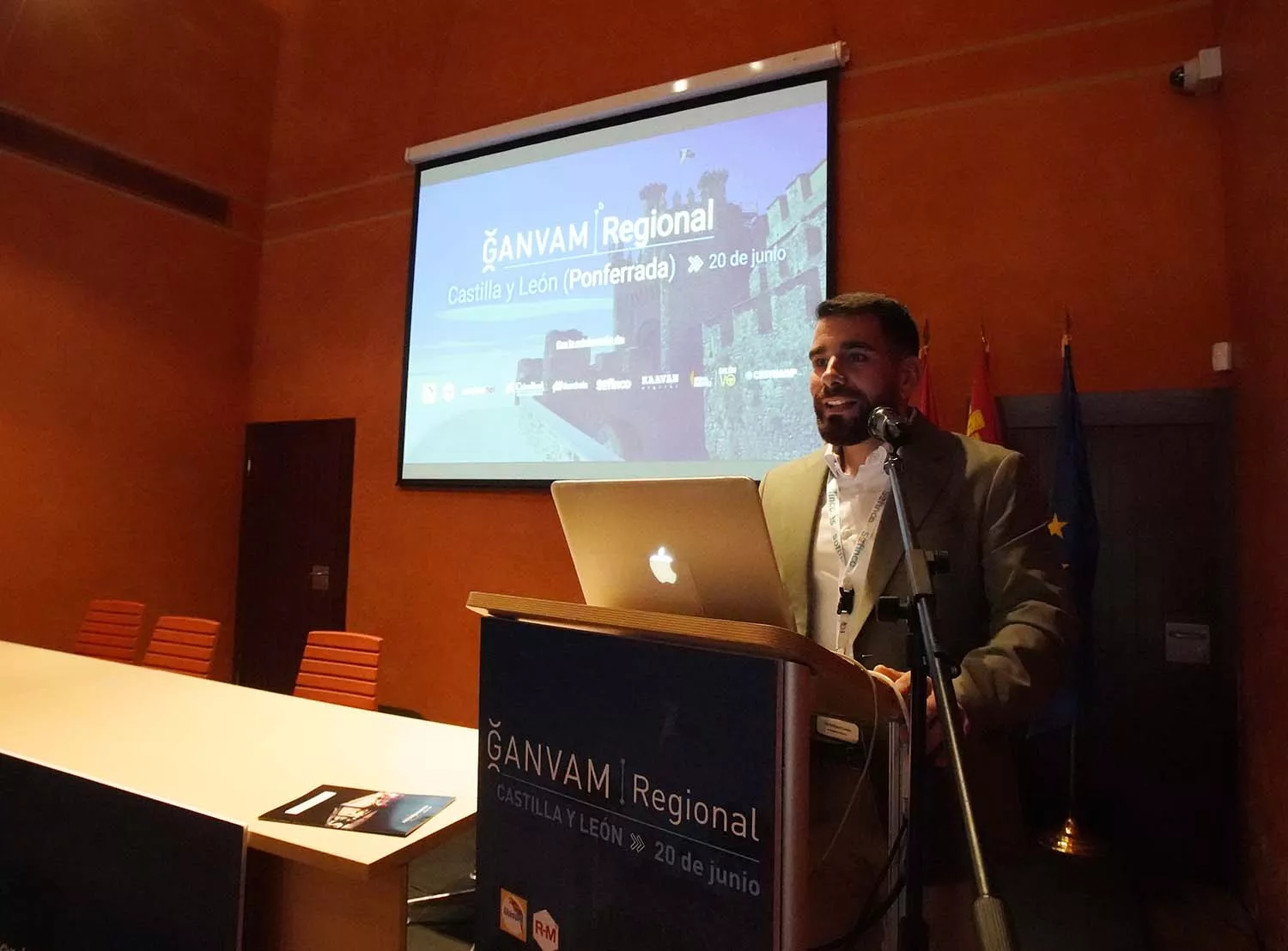 Jornada de la Asociación de Vendedores y Reparadores de Vehículos, Ganvam, que se celebra en Ponferrada.El delegado territorial de Ganvam, Iván Rodríguez