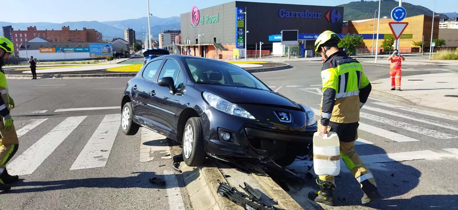 Herido un conductor tras chocar contra una rotonda en Avenida de Asturias (Ponferrada) | Foto: Ayto Ponferrada