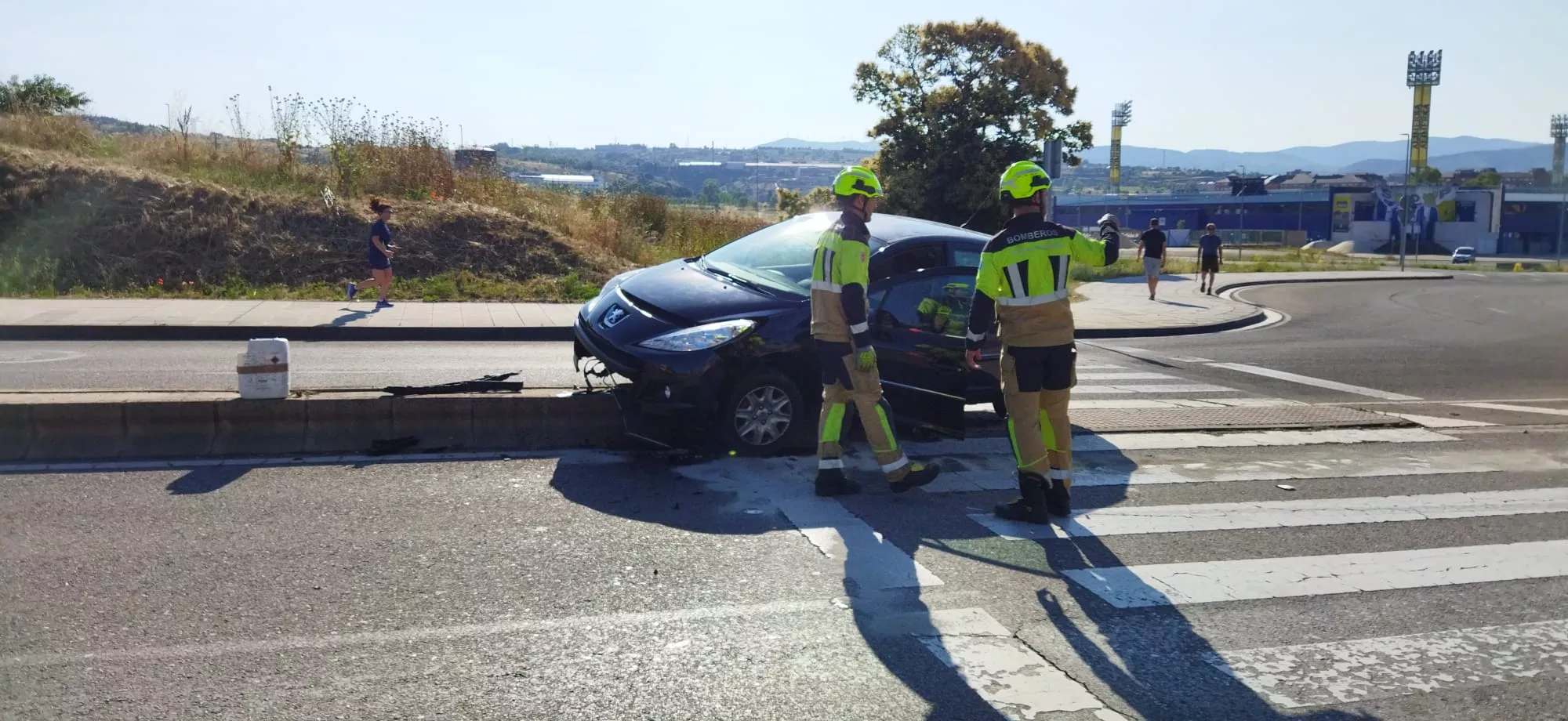 Herido un conductor tras chocar contra una rotonda en Avenida de Asturias (Ponferrada)