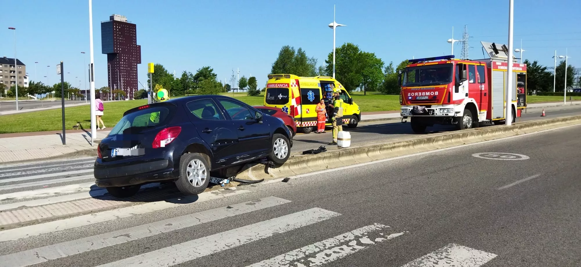 Herido un conductor tras chocar contra una rotonda en Avenida de Asturias (Ponferrada)