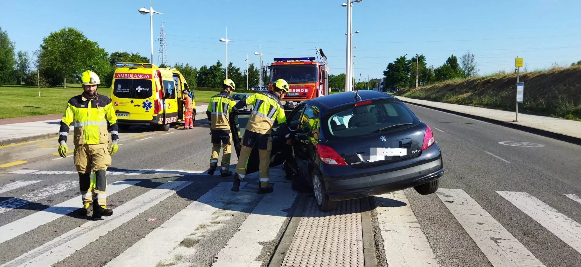 Herido un conductor tras chocar contra una rotonda en Avenida de Asturias (Ponferrada)