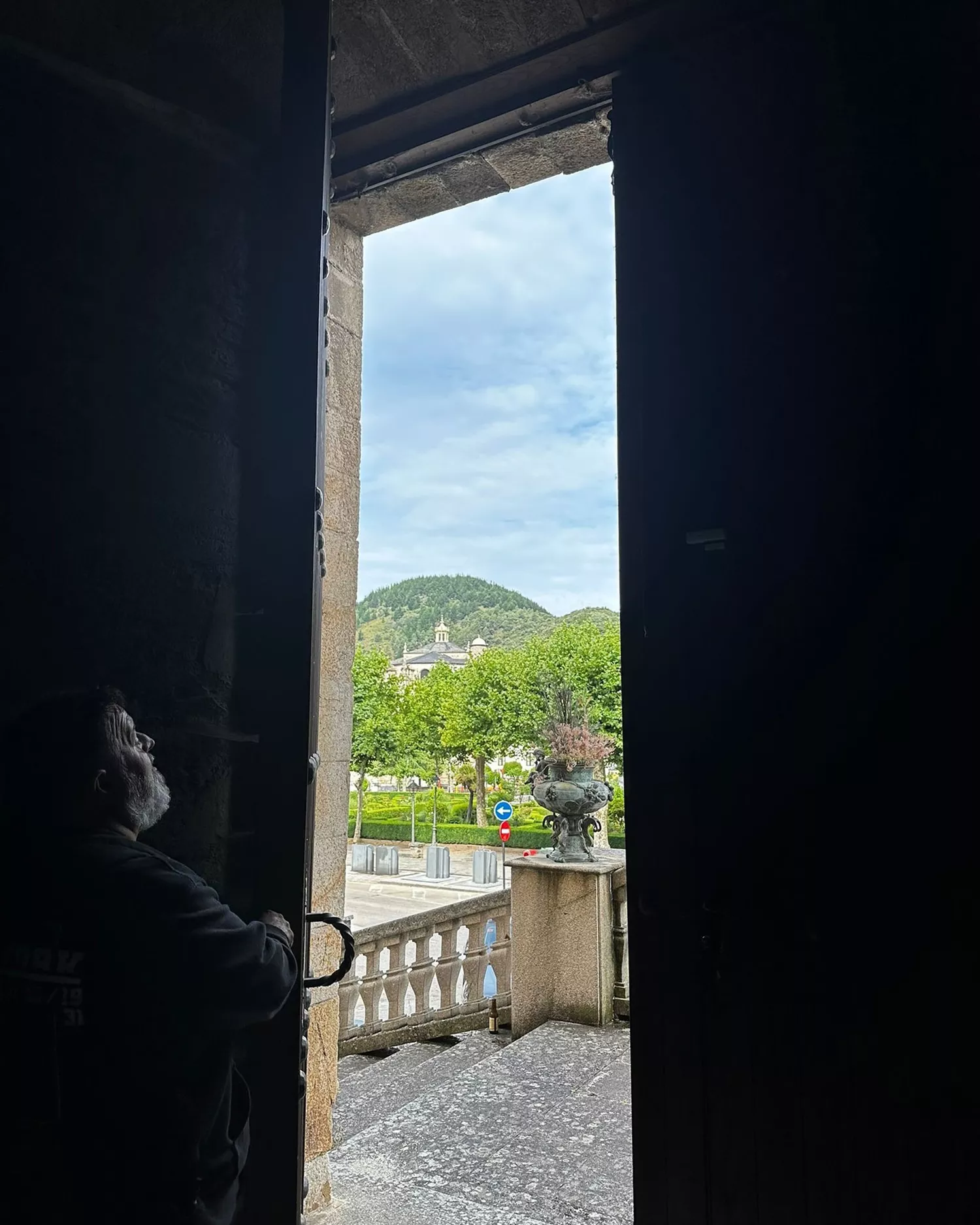 Puerta vandalizada en el Palacio de Arganza