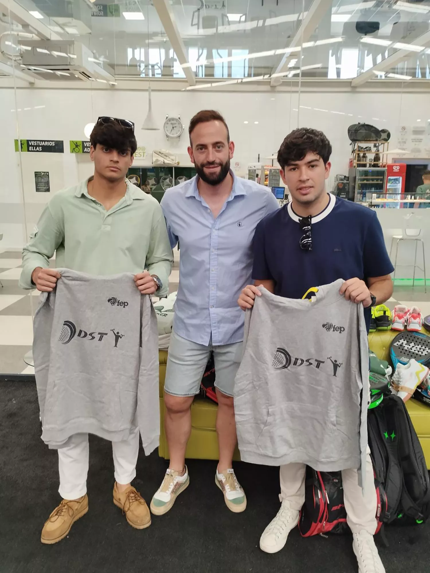 Campeones en tercera categoría premio consolación masculino Sergio Barrios y Aitor Blanco