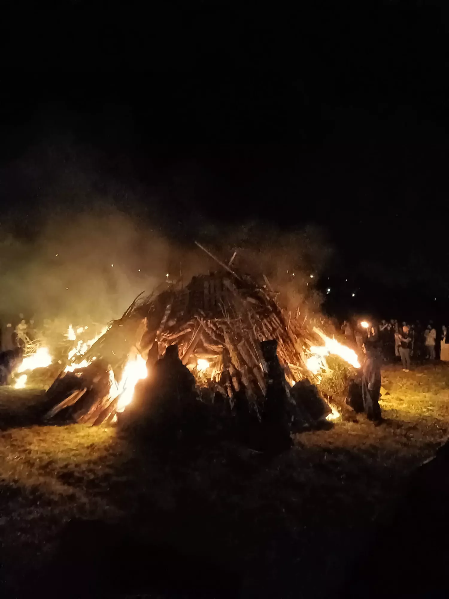 La Santa Compaña da la bienvenida al verano con el encendido de la hoguera de San Juan de Puente Boeza