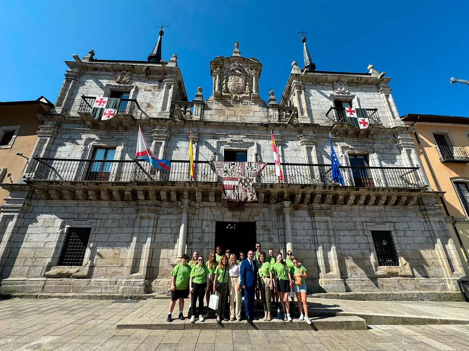 Estudiantes a las puertas del Ayuntamiento