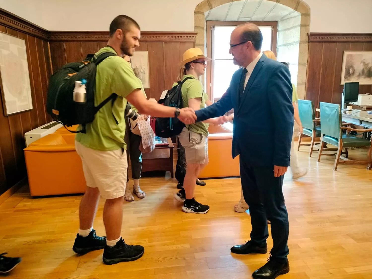 Saludo Marco Morala y estudiante