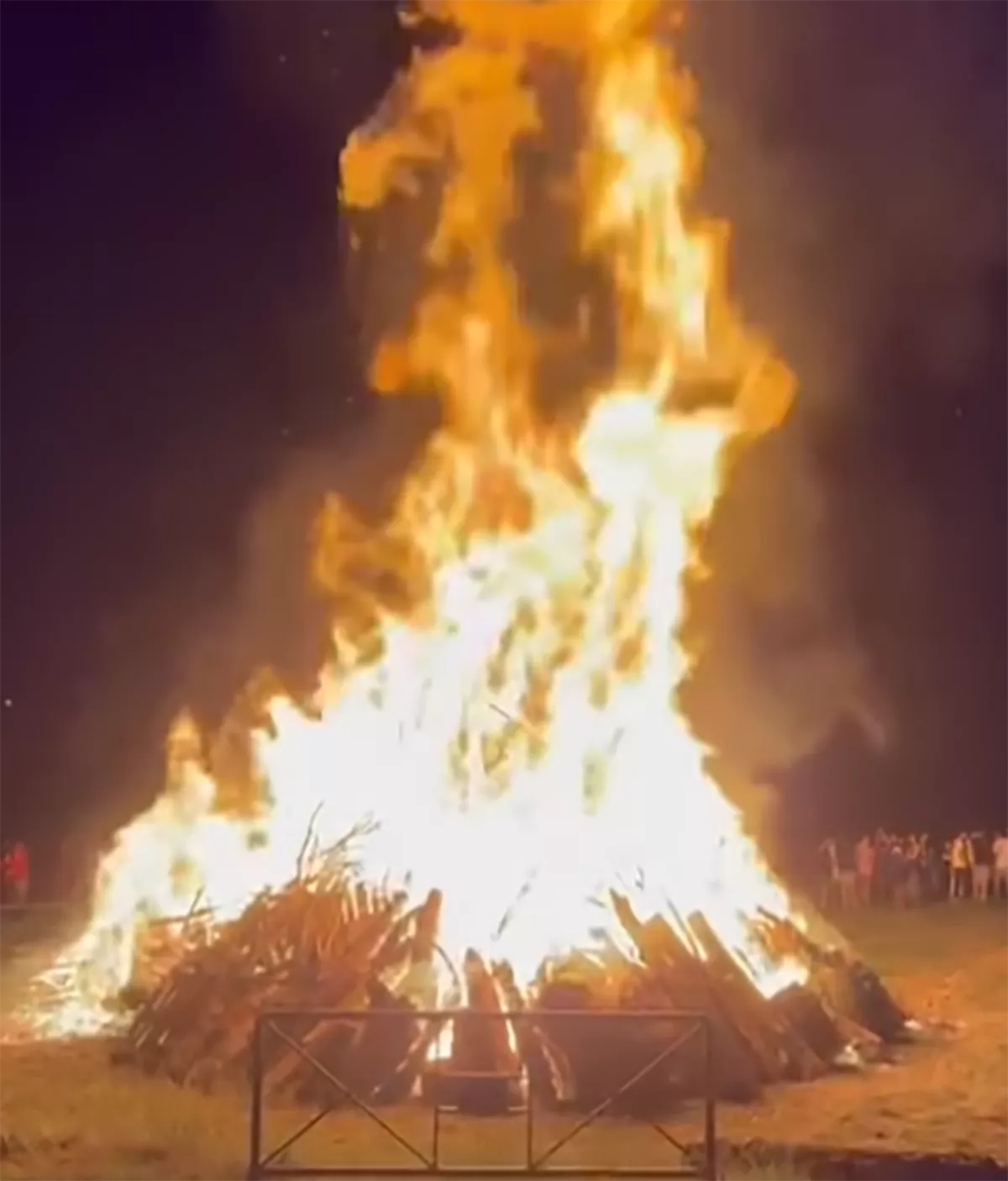 La Santa Compaña 'quema' los malos augurios en la hoguera de San Juan de Puente Boeza (Ponferrada)