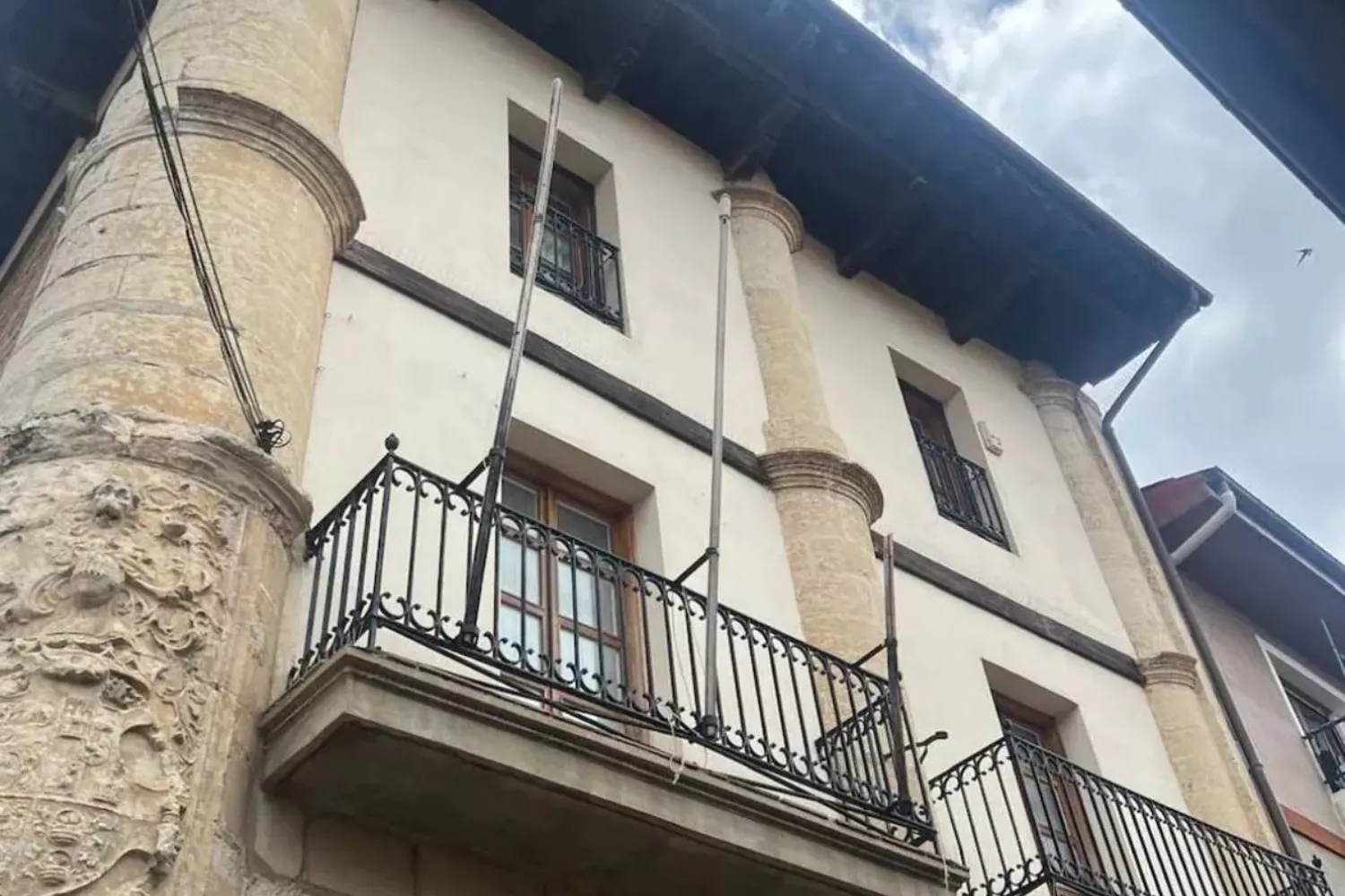 La fachada del Ayuntamiento de Treviño está sin banderas después de haber retirado la ikurriña que fue colocada. | FOTO: EL CORREO 