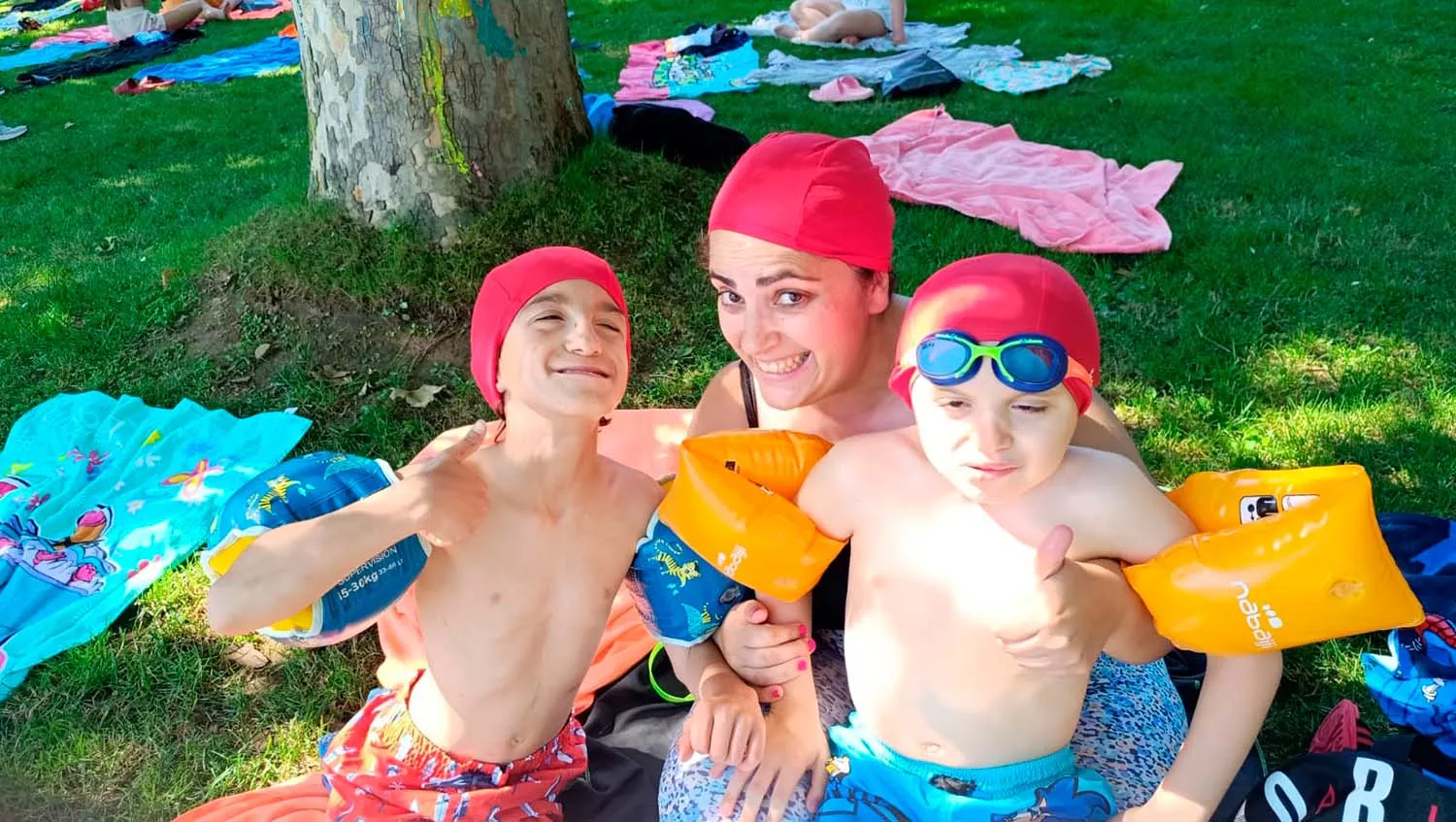 Juani con los niños en actividad de piscina