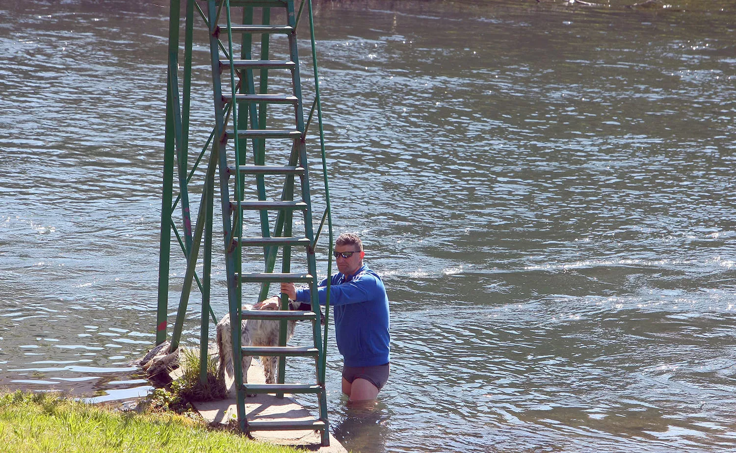 Gente disfrutando de la playa fluvial de Cacabelos