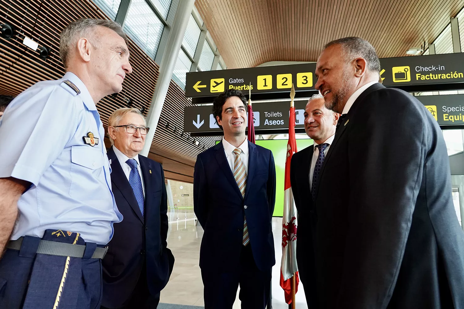 Campillo, ICAL. Acto de celebración del 25 aniversario de la puesta en marcha del aeropuerto civil de León, con la presencia de distintas autoridades.