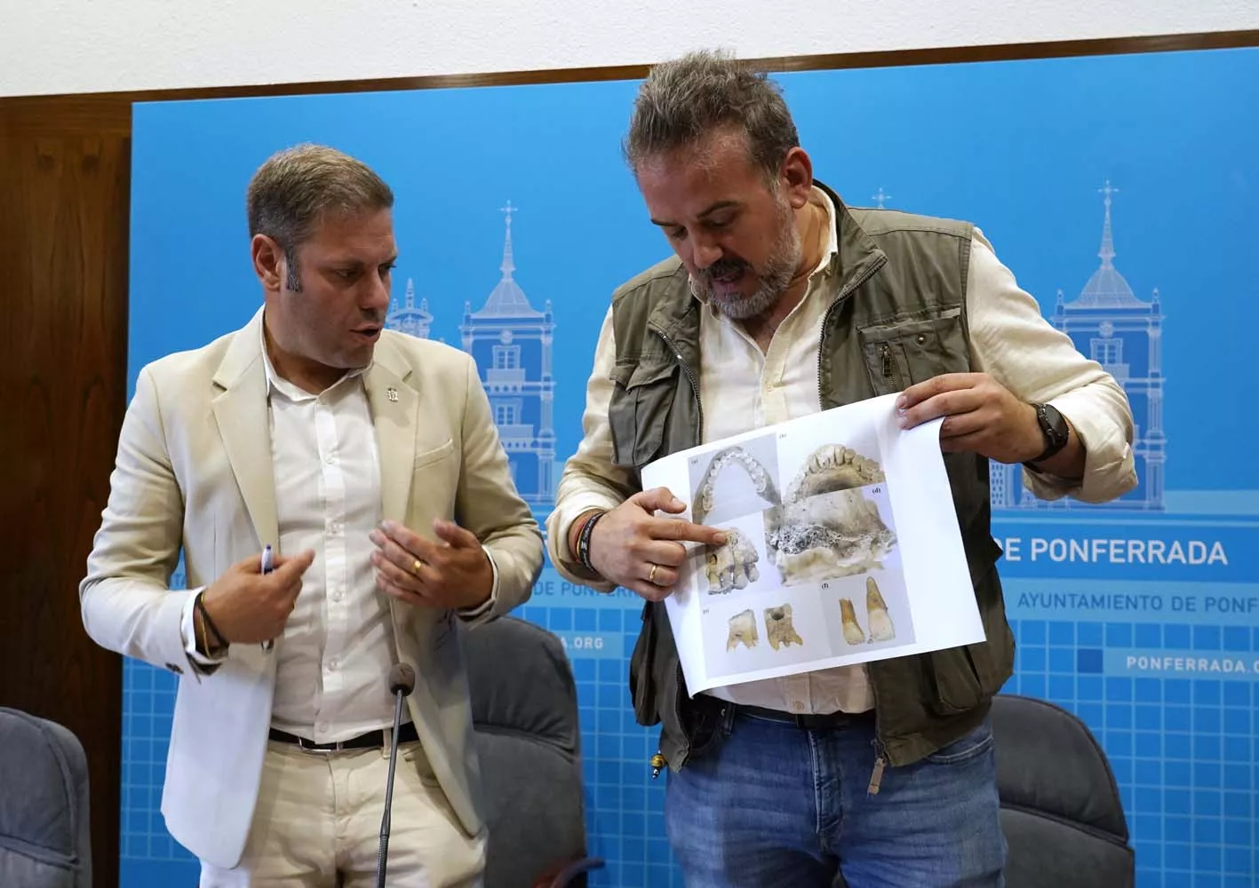 El concejal de Medio Rural, Iván Alonso (I), junto al investigador Marcos Onésimo Muñoz (D), durante la presentación del estudio antropológico de la Tebaida Berciana 